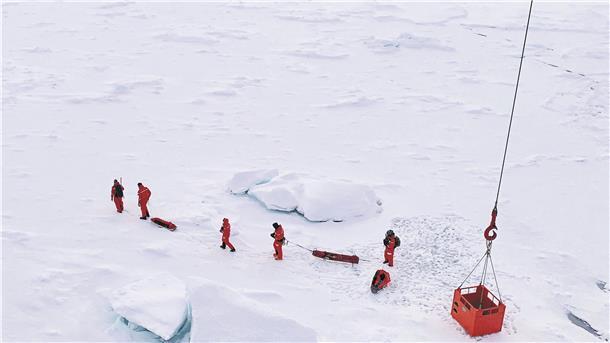Eisexperten haben den Forschungseisbrecher „Polarstern“ verlassen, um eine große Scholle im arktischen Ozean zu untersuchen. 