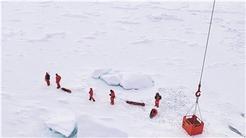 Eisexperten haben den Forschungseisbrecher „Polarstern“ verlassen, um eine große Scholle im arktischen Ozean zu untersuchen. 