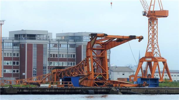 Autofrachter „Don Quijote“ rammt Kran auf Lloyd Werft - Koloss kippt um Der Werftkran aus einer anderen Perspektive.