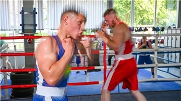 Der Weser Boxring bereitet sich auf den kommenden Open-Air-Kampf vor. Hier Max Fuhrmann (rot) und Remi Neugebauer beim Schattenboxen.