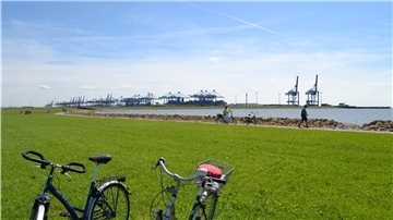 Der Weser-Radweg führt auf zehn Kilometern Strecke durch Bremerhaven und den Überseehafen, am Deich entlang geht es weiter bis Cuxhaven, wo er nach 500 Kilometern endet.