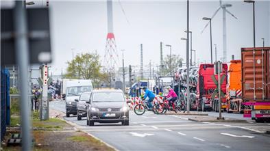 Der Weserradweg im Hafengebiet auf dem NORD|ERLESEN-Prüfstand.