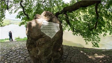 Der Weserstein in Hannoversch Münden markiert den Ursprung der Weser. Der Blexer Weserstein soll für das Ende des Flusslaufs stehen, den bereich, wo die Unterweser in die Außenweser übergeht.