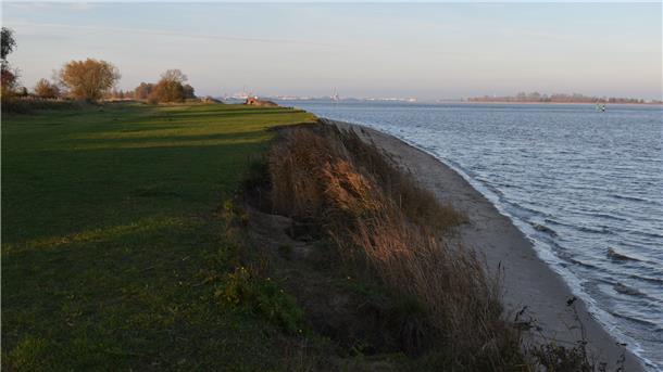 Der Weserstrand in Kleinensiel: Hieran angrenzend soll ein Campingplatz entstehen.