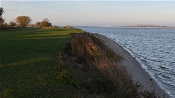 Der Weserstrand in Kleinensiel: Hieran angrenzend soll ein Campingplatz entstehen.