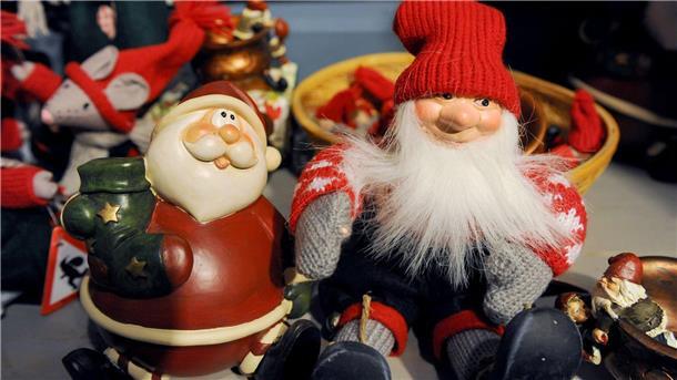 Der Wichtel Nisse (rechts) wünscht sich an Heiligabend Haferbrei. (Archivbild)
