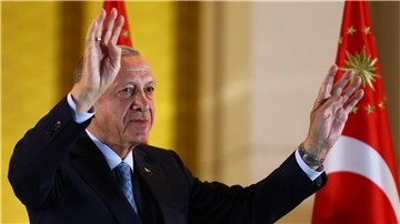 Der wiedergewählte Präsident der Türkei, Recep Tayyip Erdogan, feiert vor Anhängern im Präsidentenpalast in Ankara.