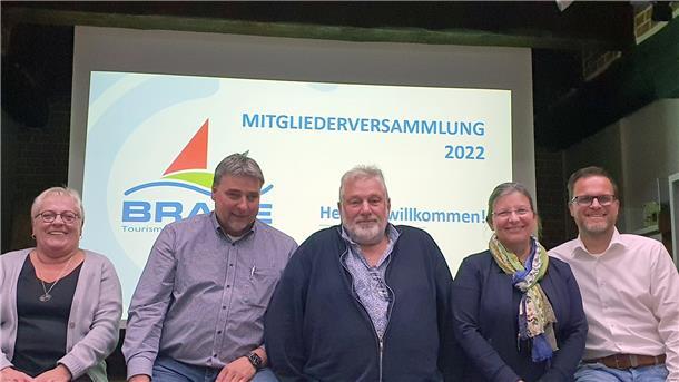 Der wiedergewählte Vorstand des Vereins Brake Tourismus und Marketing (von links): Anke Bode (Kassenwartin), Torsten Rückoldt (1. stellvertretender Vorsitzender), Dieter Hullmann (Vorsitzender), Dr. Christine Keitsch (Schriftwartin) und Nils Böger (2. stellvertretender Vorsitzender).