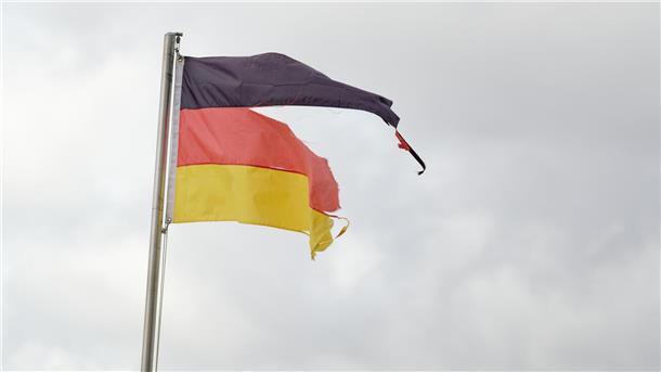 Bilder des Tages Der Wind hat die Fahne zerfetzt.
