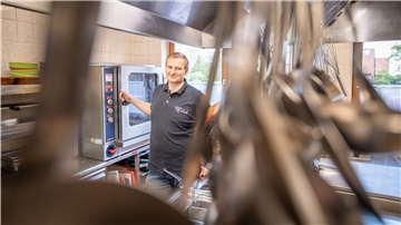 Der Winter wird schwer für die Gastronomen: Claus Seebeck betreibt in Flögeln einen familiengeführten Landgasthof. Foto: Hartmann