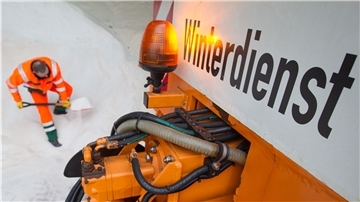 Der Winterdienst bekommt einiges zu tun: Für das Wochenende ist wieder Schnee für Bremerhaven und den Landkreis Cuxhaven angekündigt.
