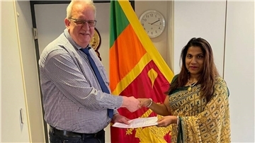 Der Wittstedter Helmut Verbeek musste ins Generalkonsulat von Sri Lanka nach Frankfurt reisen, um dort die Unterlagen an Generalkonsulin M.E.M Weninger zu übergeben.