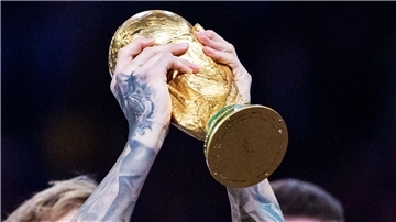 Der WM-Pokal wird 2034 in Saudi-Arabien vergeben.