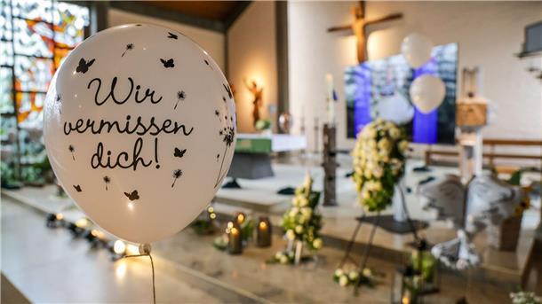 Der wochenlang vermisste sechsjährige Arian aus dem niedersächsischen Bremervörde ist im engsten Kreis seiner Familie beerdigt worden.
