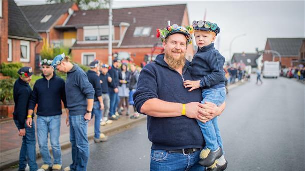 Der wohl jüngste Holtschentänzer an diesem Tag: Der dreijährige Friedrich, Sohn von Organisator Niklas.