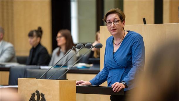 Der Wohnungsmarkt werde sich wohl „Ende 2024, Anfang 2025“ aufhellen, sagt Bauministerin Klara Geywitz.