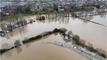 Der Worcestershire Cricket Ground ist nach starken Regenfällen überschwemmt.