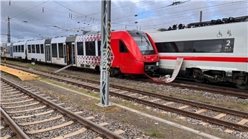 Der Wormser Hauptbahnhof sowie die Bahnstrecke zwischen Worms und dem Flughafen Frankfurt waren am Dienstag infolge des Unfalls vorübergehend gesperrt.