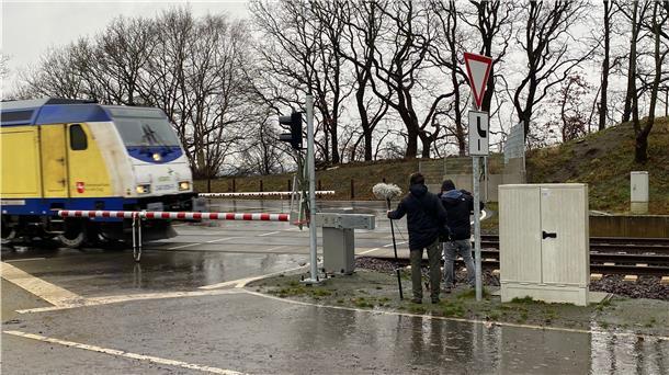 Der XXL-Bahnübergang Geestberg in der Wingst ist Thema im aktuellen „Extra 3“ Beitrag.