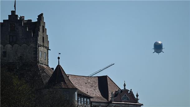 Zeppeline starten am Bodensee in die Saison Der Zeppelin NT (Neue Technologie) fliegt an der Burg Meersburg am Bodensee entlang.
