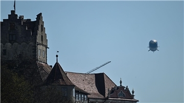 Der Zeppelin NT (Neue Technologie) fliegt an der Burg Meersburg am Bodensee entlang.