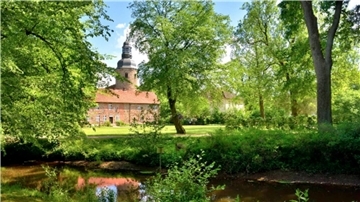 Der Zevener Stadtpark mit dem Kloster bieten eine ideale Kulisse für Veranstaltungen. Wer dort etwas auf die Beine stellen möchte, kann sich vom 15. März bis 15. Mai mit einem Konzept bei der Stadt bewerben.