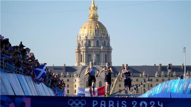Der Zieleinlauf ins Glück: Laura Lindemann sichert den deutschen Triathleten Gold in der Mixed-Staffel.