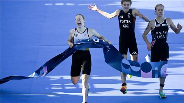 Der Zieleinlauf ins Glück: Laura Lindemann sichert den deutschen Triathleten Gold in der Mixed-Staffel.