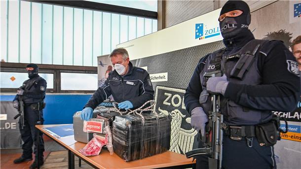 Der Zoll hat auf einem Schiff 456 Kilogramm Kokain sicher gestellt. Der Zollbeamte Andreas Franke zeigt einen Teil des Fundes, der gut bewacht wird.