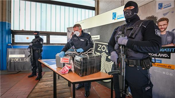Zollbeamt präsentieren Drogen