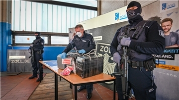 Zollbeamt präsentieren Drogen