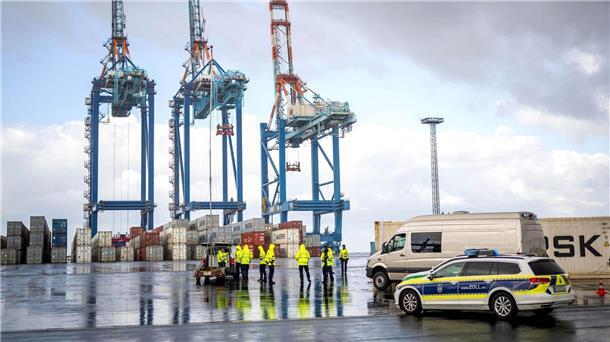 Rekordmenge an Kokain-Funden in 2023 Der Zoll kontrolliert Container im Hafen von Bremerhaven.