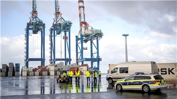 Der Zoll kontrolliert Container im Hafen von Bremerhaven.