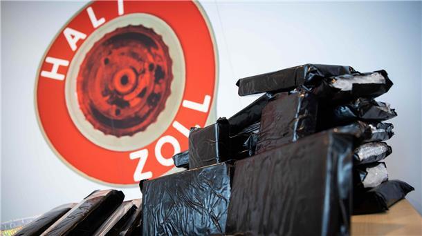 Zoll: 2022 mehr als eine Tonne Kokain beschlagnahmt Der Zoll präsentiert Blöcke einen großen Kokainfund.