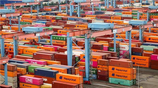 Schleichender Rückgang: Deutschlands Weltmarktanteile sinken Der Zollstreit mit den USA trifft Deutschlands Exporteure in einer schwierigen Lage. (Archivbild)