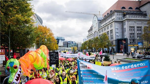 Tarifverhandlungen im Handel stecken fest Der Zug einer Demonstration zum Streik im Einzelhandel zieht am KaDeWe in Berlin vorbei.
