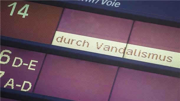 Hamburg: Mutmaßlicher Brandanschlag sorgt für Zugausfälle Der Zugverkehr der Deutschen Bahn zwischen Hamburg und Berlin dürfte laut einer Unternehmenssprecherin aufgrund mehrerer mutmaßlicher Brandanschläge noch bis zum Samstag gestört sein.