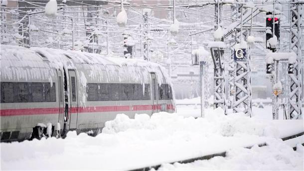 Schnee und Eis legen Süddeutschland lahm Der Zugverkehr von und zum Hauptbahnhof in München wurde vorübergehend eingestellt.