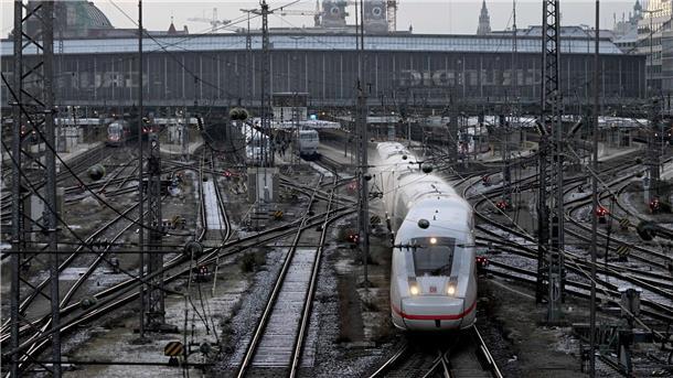 Schnee und Eis legen Süddeutschland lahm Der Zugverkehr von und zum Hauptbahnhof in München wurde zunächst eingestellt.