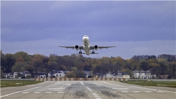 Ein Flugzeug hebt ab. 