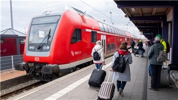Ein Zug fährt in einen Bahnhof ein
