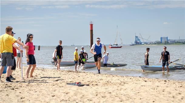 Der zweifache Olympiasieger Karl Schulze spurtet im Weserstrandbad zum Buzzer.