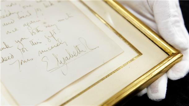 Torten und Briefe - Was von den Royals unter den Hammer kam Der zweiseitige Brief von Königin Elizabeth II. ist für 8300 Euro versteigert worden.