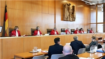 Der Zweite Senat des Bundesverfassungsgerichts eröffnet die mündliche Verhandlung über staatliche Fördergelder für die Desiderius-Erasmus-Stiftung.
