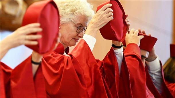 Der Zweite Senat des Bundesverfassungsgerichts mit der Vorsitzenden Doris König hat entschieden: Die Änderung des Nachtragshaushalts 2021 ist verfassungswidrig.