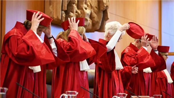 Kostet die Einheit heute noch Geld? Karlsruhe prüft Soli Der Zweite Senat des Bundesverfassungsgerichts nimmt den Soli unter die Lupe.