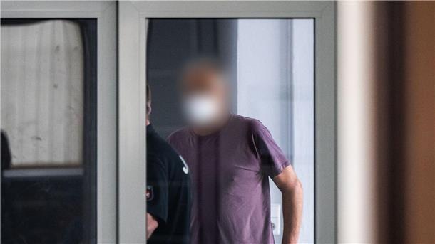 Der Angeklagte wird in den Gerichtssaal geführt.