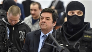 Der Unternehmer Marian Kocner wird von Polizisten in den Saal eines Spezialgerichts in Pezinok östlich von Bratislava gebracht.