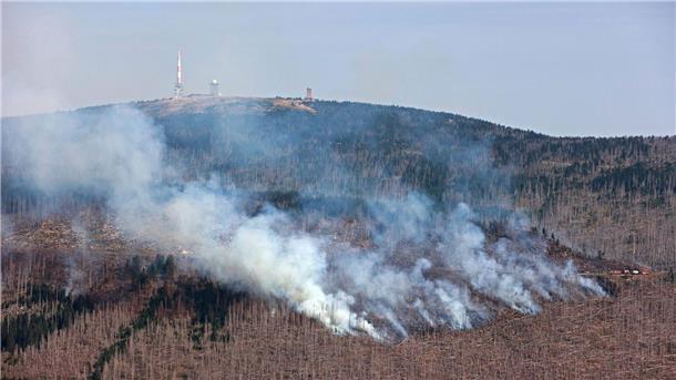 Feuer am Brocken - Einsatz könnte noch Tage dauern Derzeit ist die Waldbrandgefahr in weiten Teilen Sachsen-Anhalts sehr hoch.