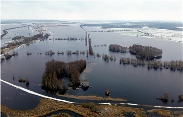 Derzeit ist es viel zu nass im Kreis Cuxhaven (hier der Blick von oben auf die Flächen zwischen der Geeste und Altluneberg), manchmal ist es aber auch viel zu trocken. Der Kreis will jetzt erst mal alle Daten darüber sammeln.